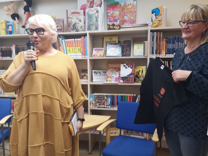 Taija_kapinallinen Taija Tuominen Hauhon kirjastossa.