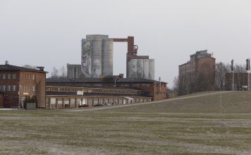 Snapsibaari kiinni ja auto romuna Kantolassa Upeart Tapahtumapuisto Hämeenlinna